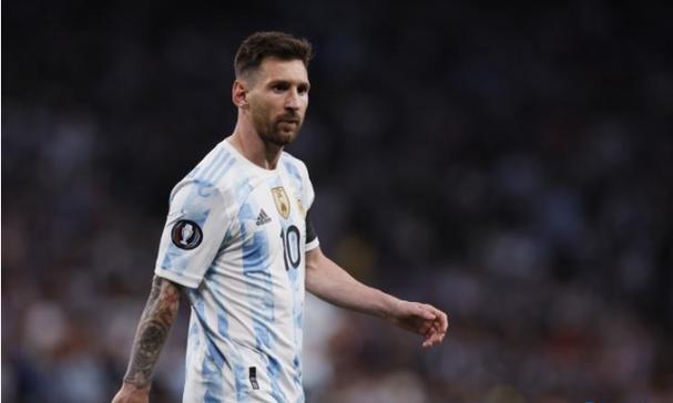 正在收割的玉米地窜出3头野猪，收割机“追截”2小时抓住1头